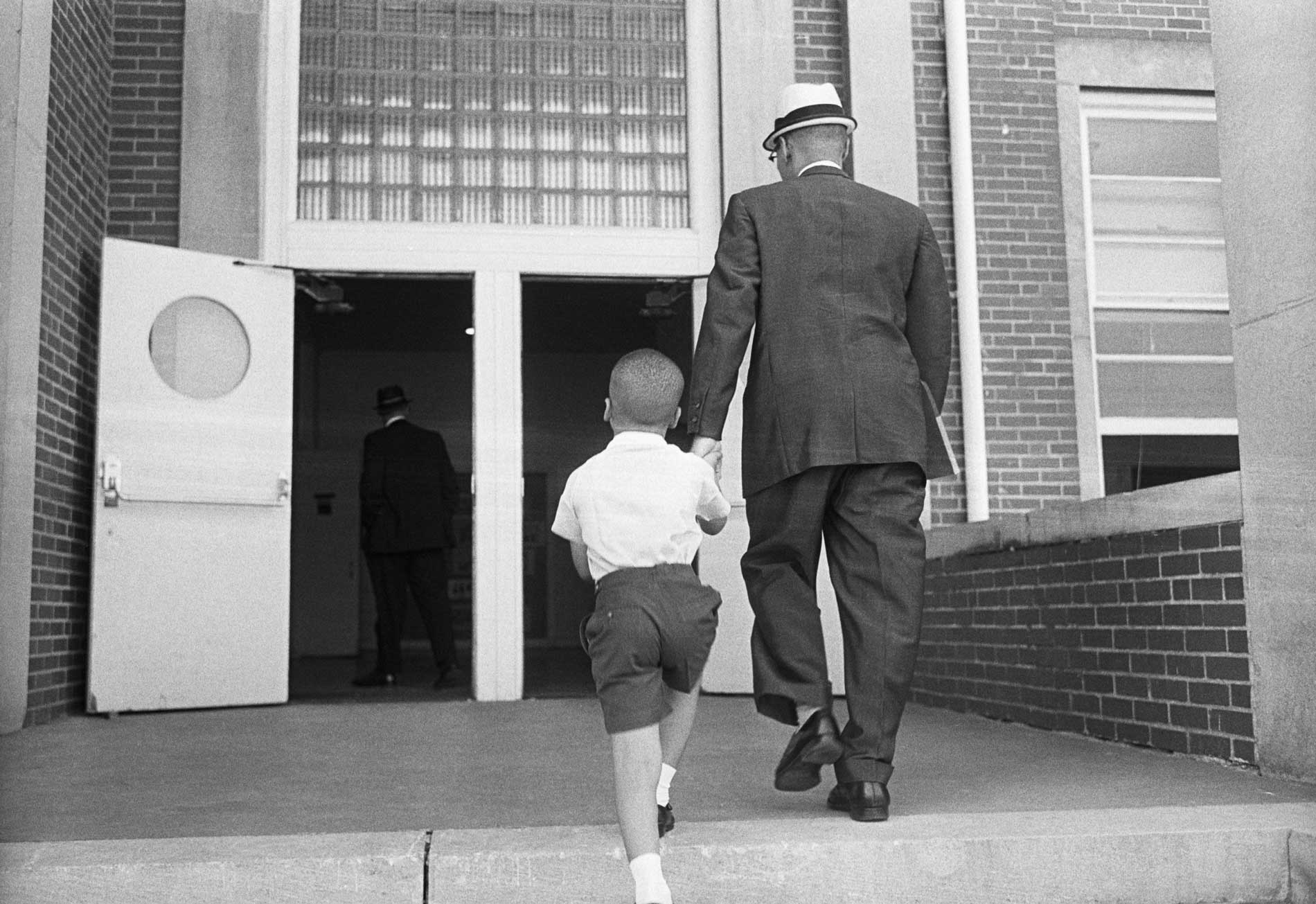 Dr. Sonnie Hereford III accompanies his six-year-old son, Sonnie Hereford IV, to school on September 9, 1963. Bettmann/Getty Images