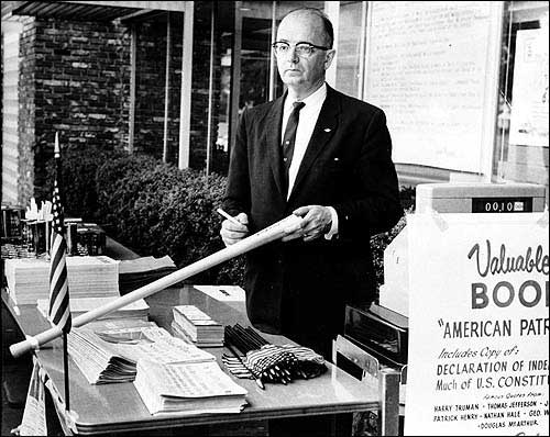 Lester Maddox autographs a pickrick drumstick.